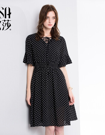 黑色v领收腰连衣裙女夏2018新款冷淡风复古裙子 黑底白点(预售5月24日