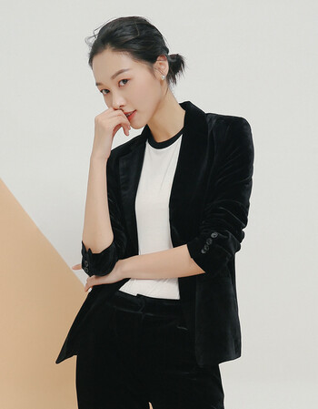 金丝绒套装2018秋装新款天鹅绒西服裤子修身时尚韩版小西装外套女 黑