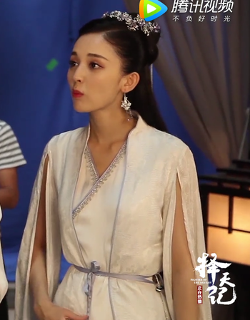 古力娜扎扮演者同款衣服2018新款绣花古装演出服饰 米白色 白色徐有容