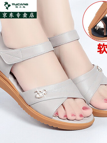 啄木鸟40-50岁女妈妈鞋子凉鞋真皮软底夏季新款舒适防滑鞋中老年50岁