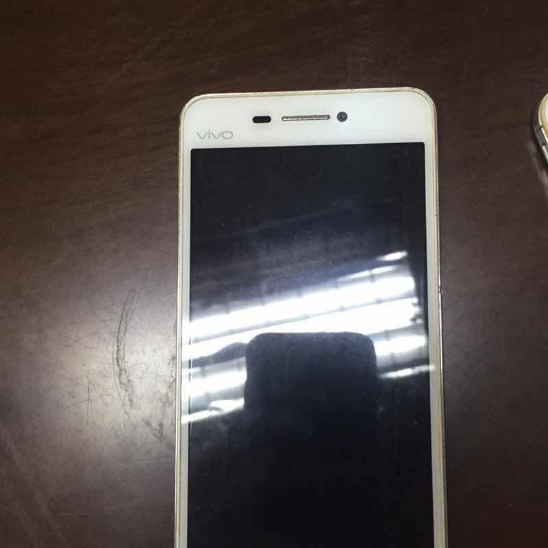 一部白色苹果4S手机、一部银白色VIVO手机-京