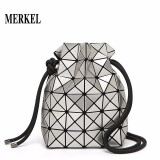 莫尔克（MERKEL）新款折叠女士包包几何菱格包抽绳束口水桶包单肩斜挎包情人节礼物 银色