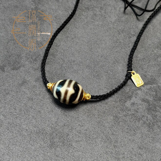 台湾天珠‼️西蔵老礦伯玉髄龍紋虎牙十九眼天珠 - メルカリ