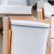普利赛拉 壁挂式垃圾桶卫生间悬挂垃圾桶 7升白色-有盖+挂钩+刮板+无痕贴