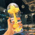卡西菲（kaxifei）时尚网红小黄鸭吸管水杯手动搅拌杯创意卡通可爱塑料杯子便携夏天 粉色小猪500ml
