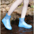 时尚精品加厚型耐磨户外防滑防雨防水硅胶鞋套男女儿童可清洗 蓝色中筒双层鞋底加厚耐磨 S码(适合30-33鞋码)