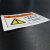机械机器非专业人员请勿打开警告贴纸开门时互动连锁启动注意安全标识叹号标志设备警示标签防水DZ-DAZ DZ-K0394(5个装)85x55mm