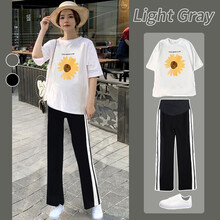 喜孕娇孕妇装夏装套装夏季时尚款2021新款春夏阔腿裤潮妈T恤宽松大码运动休闲两件套 小雏菊白+黑白条开叉裤 XL