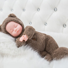 仿真婴儿睡眠娃娃毛绒洋娃娃会发声洋娃娃安抚陪睡软胶闭眼布娃娃女孩子生日礼物宝宝儿童玩具礼物 灰棕毛绒熊 40厘米（3首摇篮曲）送电池