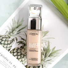 欧莱雅 (LOREAL) 俄罗斯绝配无暇粉底液质地细腻保湿遮瑕提亮肤色30ml 1N冷白色