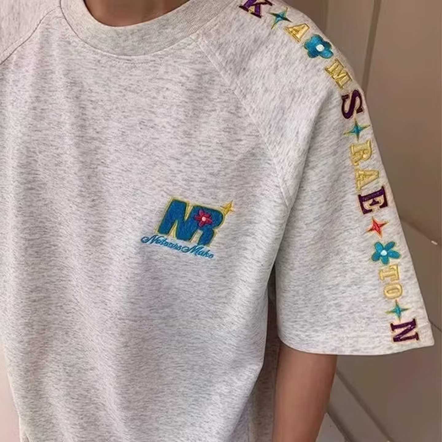 Herr t-shirt i bomull med blomsterbroderi och lös passform_voghion.com