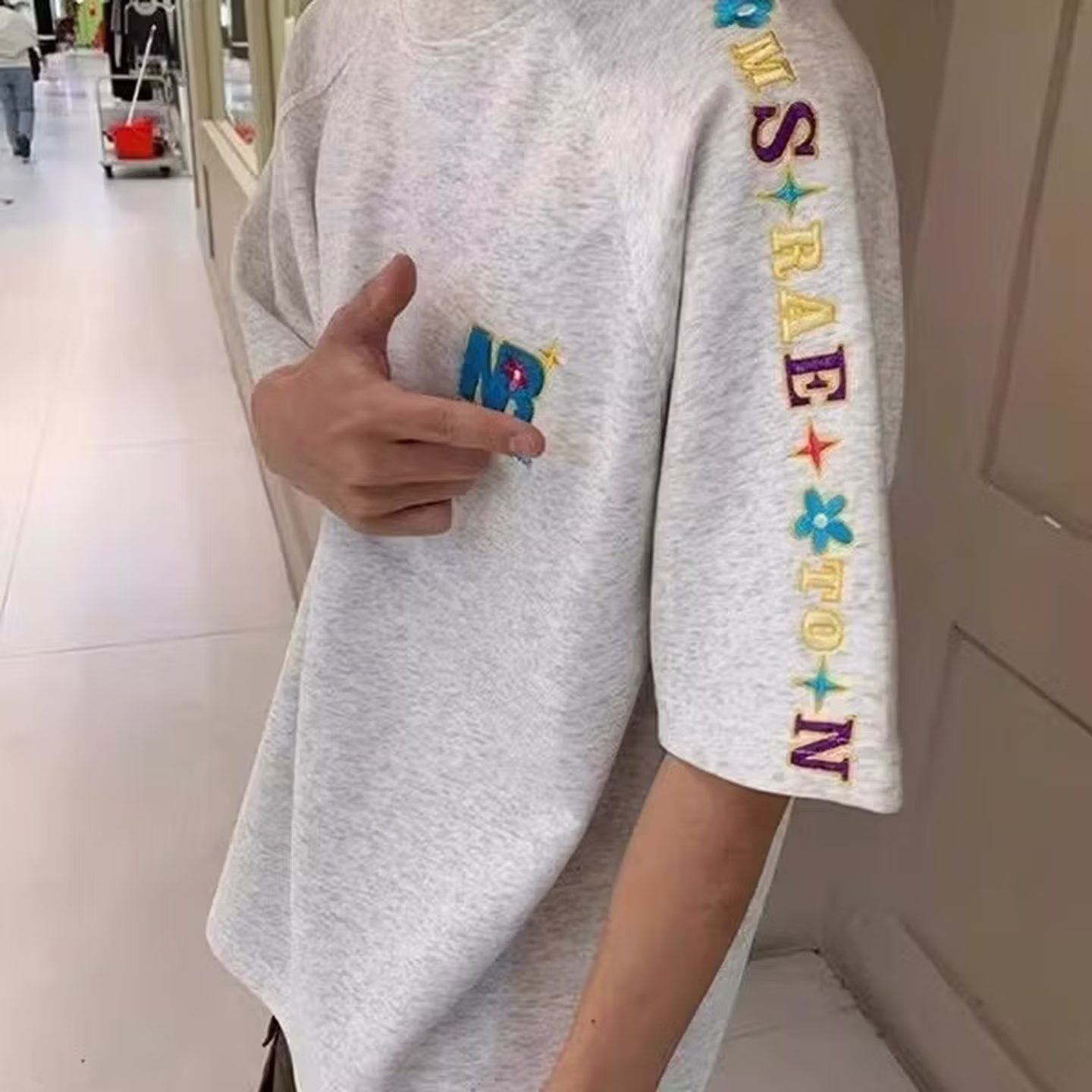 Herr t-shirt i bomull med blomsterbroderi och lös passform_voghion.com