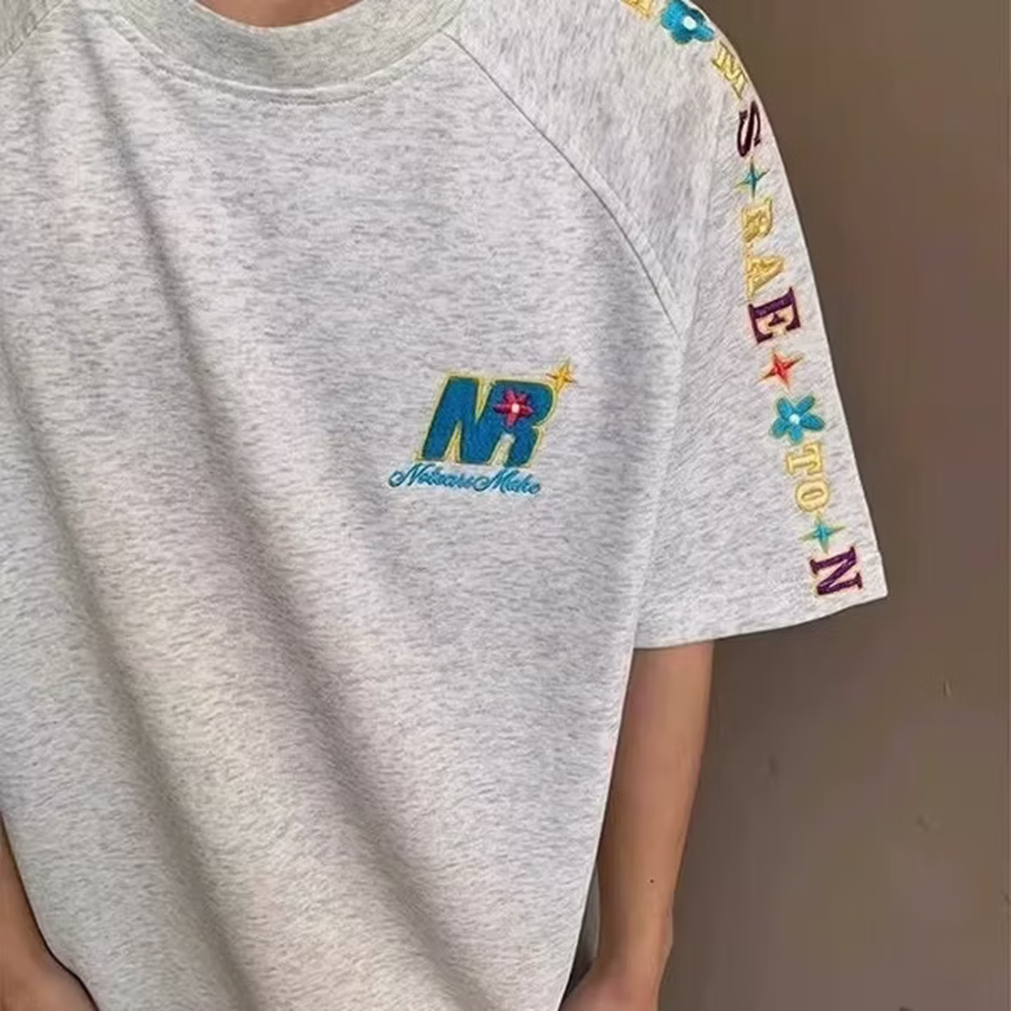 Herr t-shirt i bomull med blomsterbroderi och lös passform_voghion.com