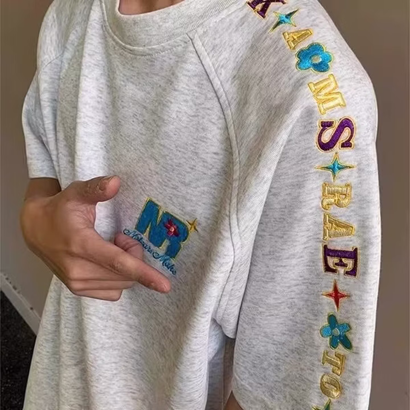 Herr t-shirt i bomull med blomsterbroderi och lös passform_voghion.com