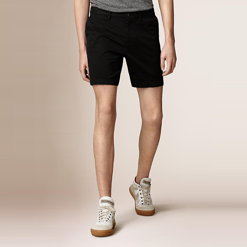 全球购 burberry/博柏利 男士简约棉质斜纹卡其短裤 黑色 3954605 31