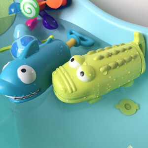KIDNOAM 衾美 儿童洗澡玩具 抽拉喷水 鳄鱼鲨鱼(2只）   13.8元包邮（需用券）