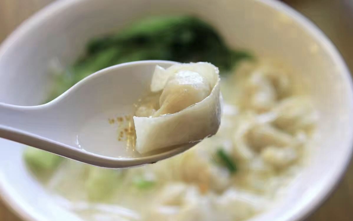 鱼皮饺包蛋煮肠粉的做法步骤 鲜饺10个,鸡蛋一个姜切末,葱切花.