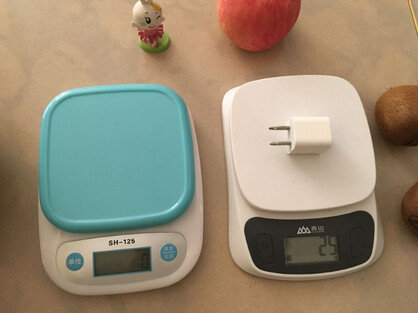 苹果充电头,标准25克,两个称称得数值一样,这个是轻量级的.