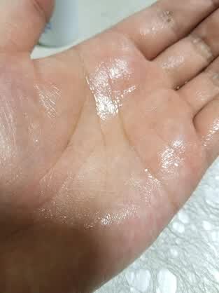 手上后立马闻到了中药的味道,而且仔细看可以看出液体的颜色确实是棕