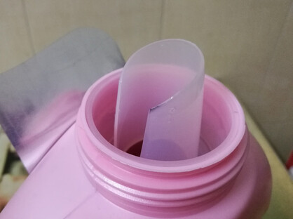 瓶口的设计,有个回留口,洗衣液倒多了,盖子里的,会回流进去,感觉真的