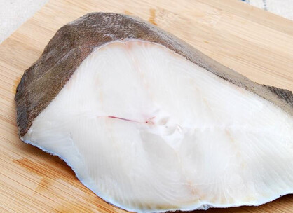 非常好的一块比目鱼排,切割细致,肉多骨少,或许这是好品质比目鱼的