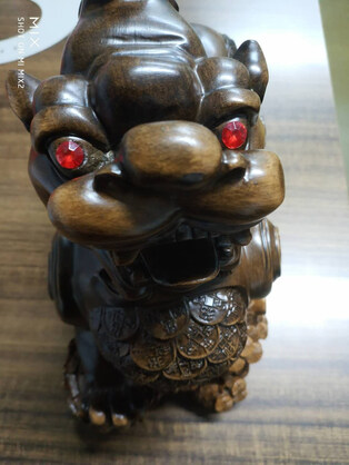 寓意财源滚滚,红红火火,看这面目,这站姿,火眼金睛的样子,貔貅很威武