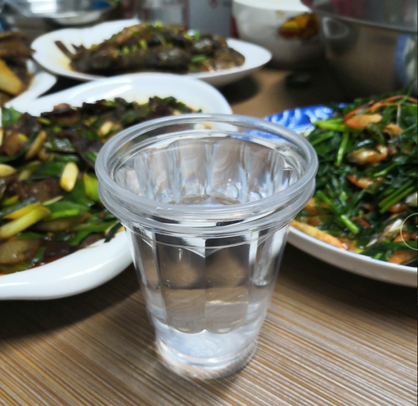 端起酒杯,吸取少量酒样于口腔内,用心品尝其味,感觉酒体口感醇厚丰满