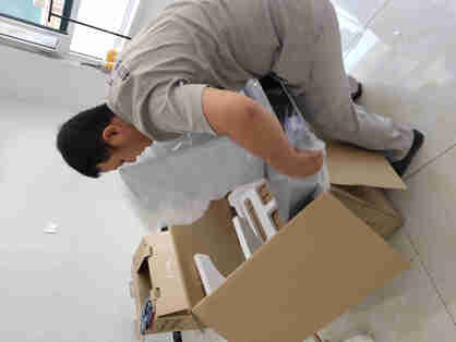售后安装师傅服务态度相当好,非常客气,非常专业;箱内配件齐全,各种螺丝都给封到一个小袋子里面,避免了丢失,导烟管配的也是铝箔的,很漂亮,而且异常宽大,不会对出风量造成瓶颈,遗憾的是配件里面没有止逆阀,需要单独购买
