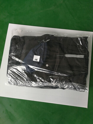 拆开快递塑料袋后就看见里面是原厂的透明塑料袋包装好的雨衣了.