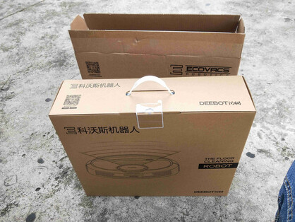 科沃斯 Ecovacs DE53 外包装简洁朴素，采用环保抗震纸箱，几笔线条，便勾勒出新品地宝美丽外形，直观的视觉表达让我对升级版的实用性充满着无尽想象... 
