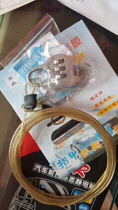 车衣有线带和挂钩束紧,防止风刮起来;还有专门的防盗锁,根本不用担心