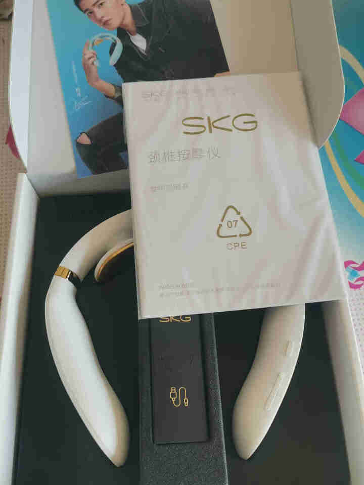 SKG 颈椎按摩器 颈部按摩仪 办公室护颈仪 热敷 杨洋代言 U型枕充电便携手机智能操控 炫彩浅粉怎么样，好用吗，口碑，心得，评价，试用报告,第3张