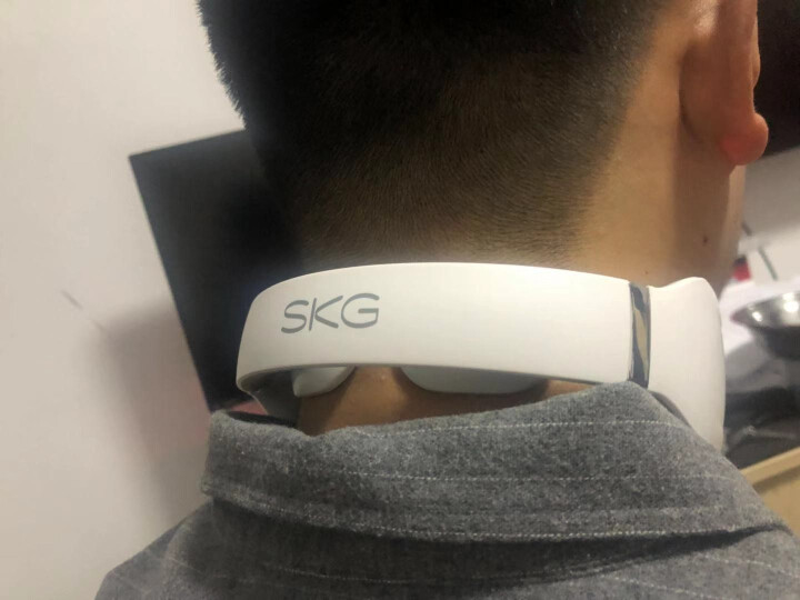 SKG 颈椎按摩器 颈部按摩仪 脖子牵引器 办公室护颈仪 热敷 富贵包 U型枕 电极脉冲 充电便携 新一代护颈仪 4098怎么样，好用吗，口碑，心得，评价，试用,第6张