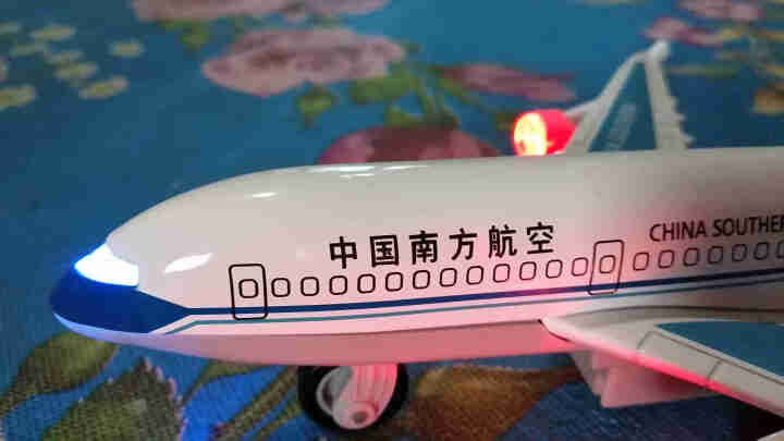 翊玄玩具 南方航空南航仿真大号飞机模型合金响声回力带灯光带底座静态摆件怎么样，好用吗，口碑，心得，评价，试用报告,第4张