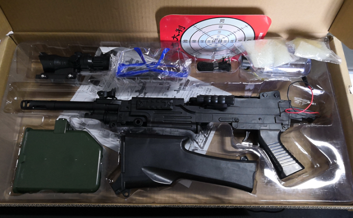 电动玩具枪 m249新款重机枪大菠萝玩具 m416突击步抢 98KAWM可发射水晶弹 绝地求生吃鸡 M249豪华电动大菠萝黑色款（2万发水弹+标靶）怎么样，好用,第2张