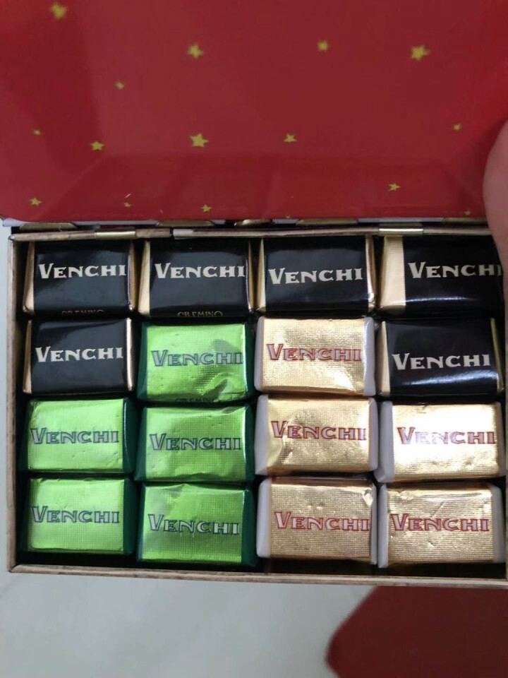 Venchi闻绮 意大利进口三层扁桃仁酱小方块黑巧克力金属小铁书礼盒装送女朋友生日礼物 圣诞铁书礼盒16粒（B款）怎么样，好用吗，口碑，心得，评价，试用报告,第8张