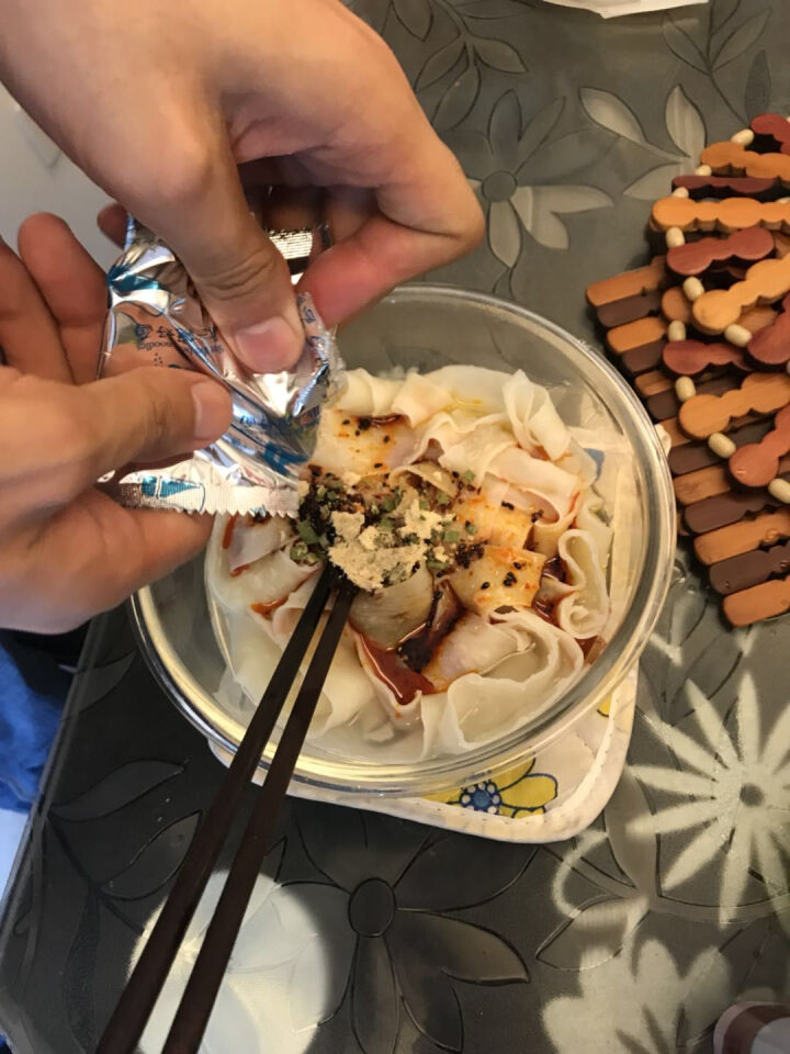 阿宽旅行套餐 重庆小面酸辣味 麻辣味 铺盖面红油面皮 方便面干拌面6碗装 阿宽红油面皮1袋怎么样，好用吗，口碑，心得，评价，试用报告,第4张