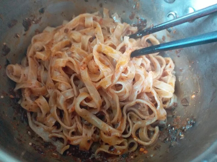 阿宽旅行套餐 重庆小面酸辣味 麻辣味 铺盖面红油面皮 方便面干拌面6碗装 阿宽红油面皮1袋怎么样，好用吗，口碑，心得，评价，试用报告,第3张