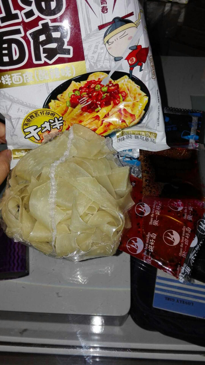 阿宽旅行套餐 重庆小面酸辣味 麻辣味 铺盖面红油面皮 方便面干拌面6碗装 阿宽红油面皮1袋怎么样，好用吗，口碑，心得，评价，试用报告,第2张