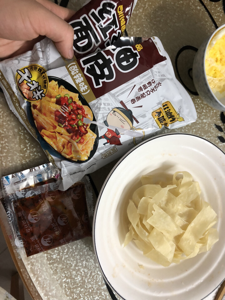 阿宽旅行套餐 重庆小面酸辣味 麻辣味 铺盖面红油面皮 方便面干拌面6碗装 阿宽红油面皮1袋怎么样，好用吗，口碑，心得，评价，试用报告,第2张