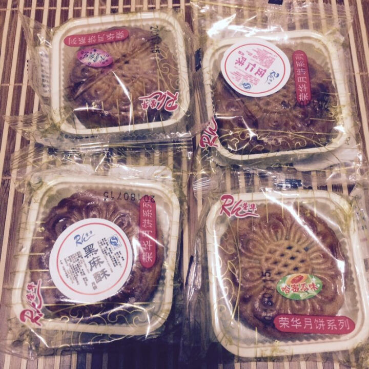 广式月饼100g 蛋黄莲蓉豆沙芝麻水蜜桃哈密瓜老式五仁水果味散装批发中秋节食品芝麻月饼礼盒 散装4个口味随机怎么样，好用吗，口碑，心得，评价，试用报告,第3张