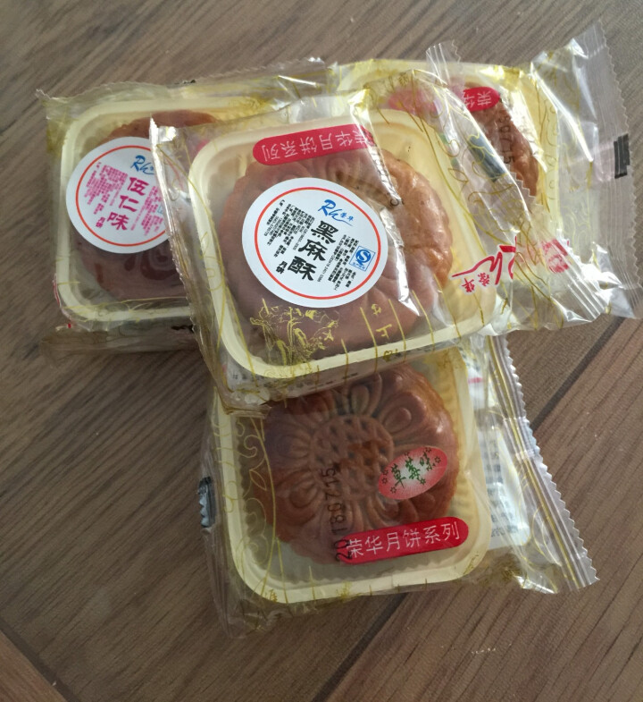 广式月饼100g 蛋黄莲蓉豆沙芝麻水蜜桃哈密瓜老式五仁水果味散装批发中秋节食品芝麻月饼礼盒 散装4个口味随机怎么样，好用吗，口碑，心得，评价，试用报告,第3张