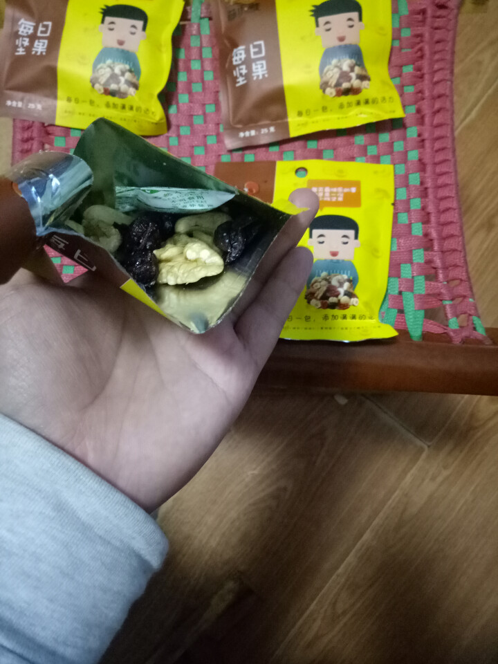 薛小贱 每日坚果 混合坚果果仁零食大礼包25g*4包孕妇儿童零食大礼包坚果组合怎么样，好用吗，口碑，心得，评价，试用报告,第3张