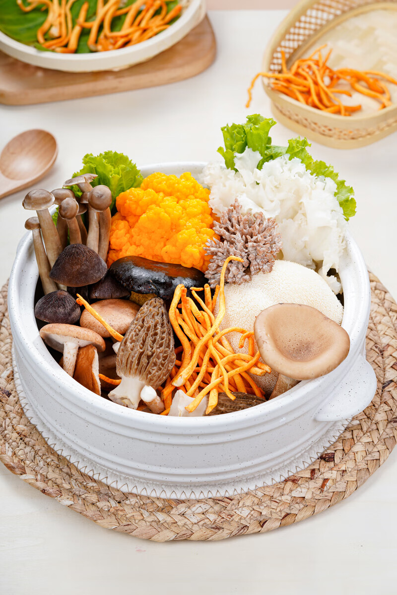 高原特产新鲜蘑菇食用菌搭配羊肚菌牛肝菌鸡枞菌姬松茸等8种鲜菌火锅